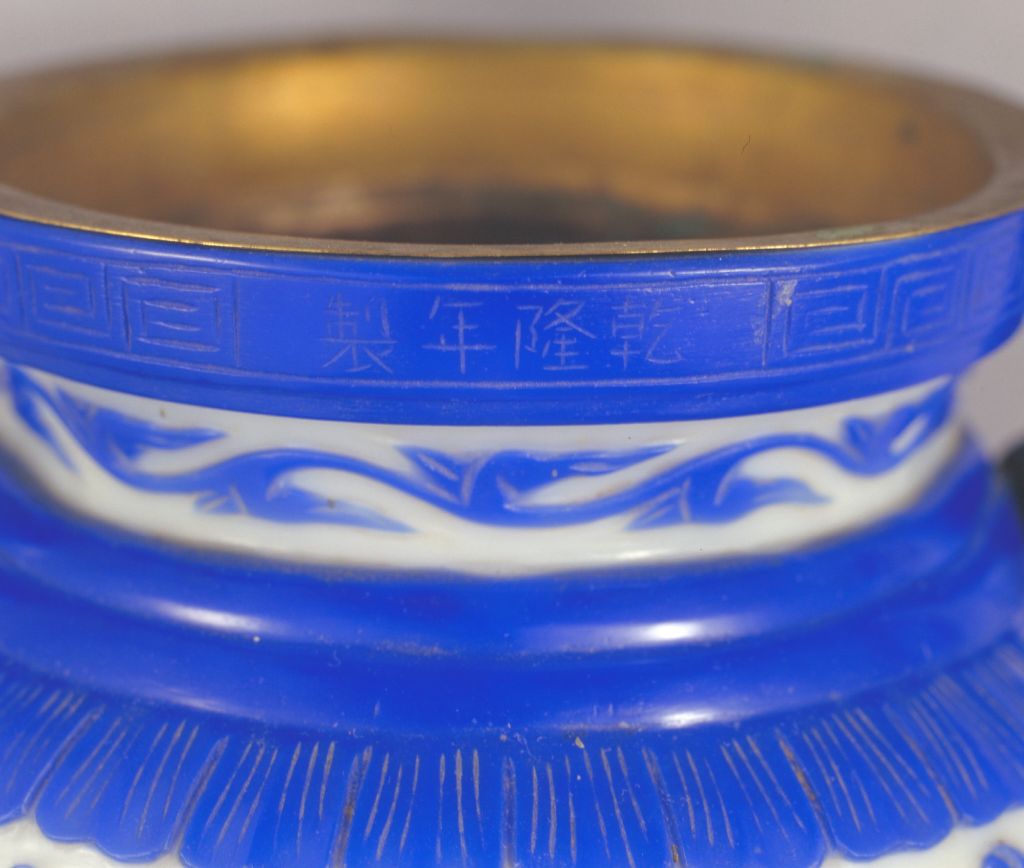 图片[3]-Qianlong style white set blue glass wreathed flower pattern facing crown ear furnace-China Archive